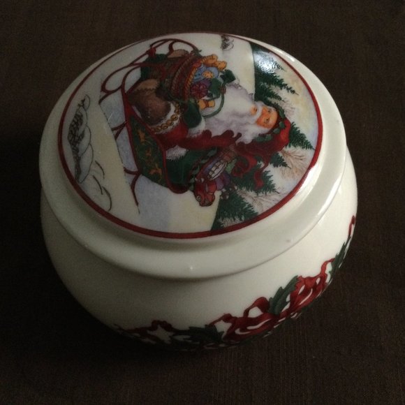 Princess House Porcelain Trinket Box - Christmas Santa in Sleigh - Picture 1 of 5